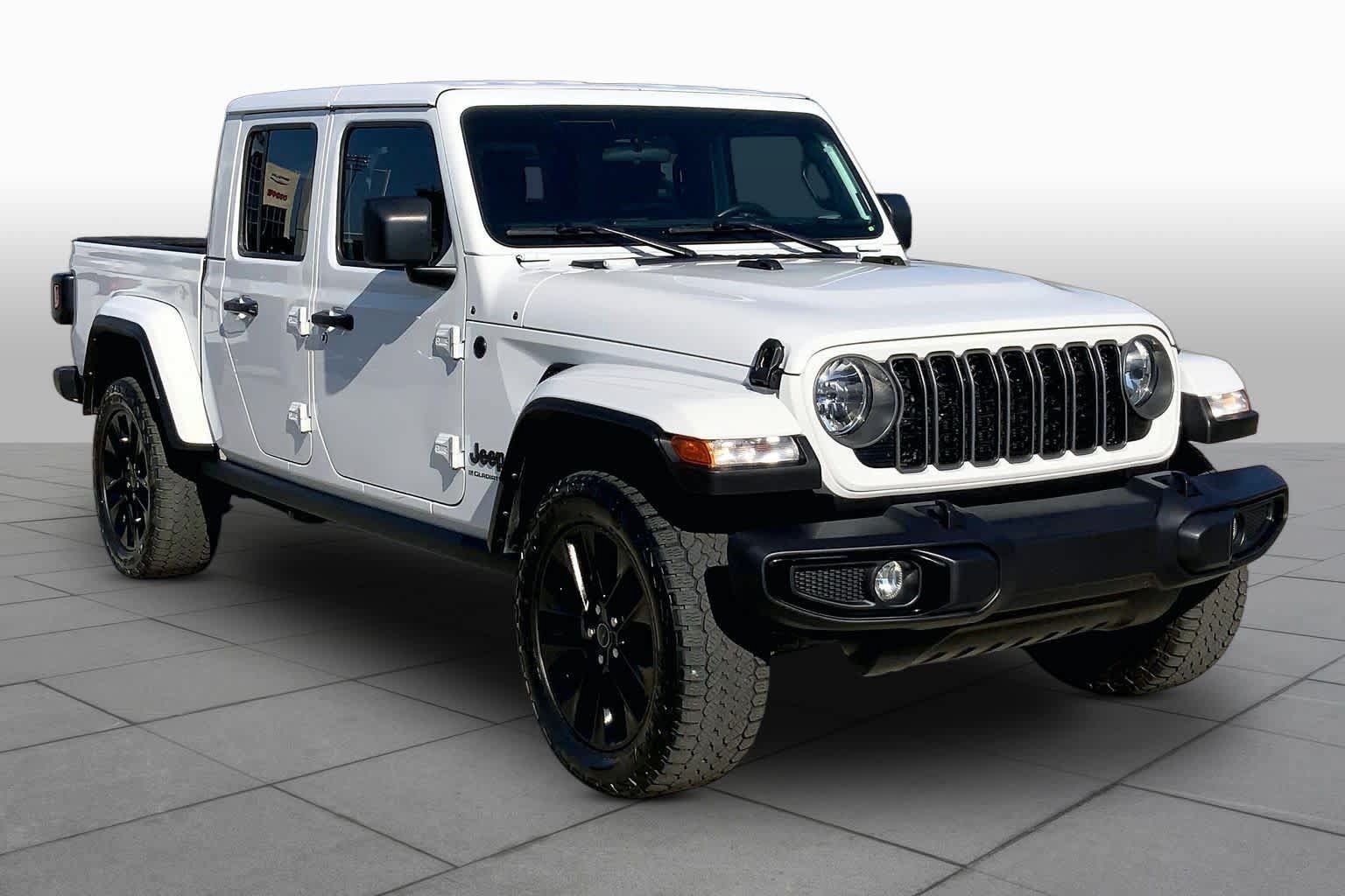 Used 2025 Jeep Gladiator Sport AWD/4WD image 3