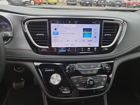 New 2026 Chrysler Pacifica Limited image 11