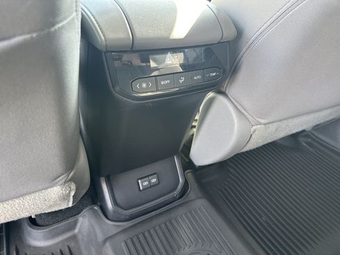 Used 2023 Toyota Highlander LE AWD/4WD image 29