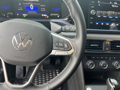 Certified 2022 Volkswagen Taos SE image 16