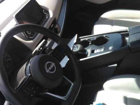 Used 2023 Nissan Rogue SV image 2