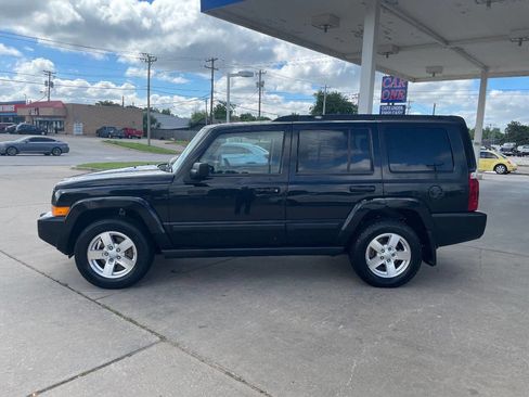 Used 2008 Jeep Commander Sport image 4