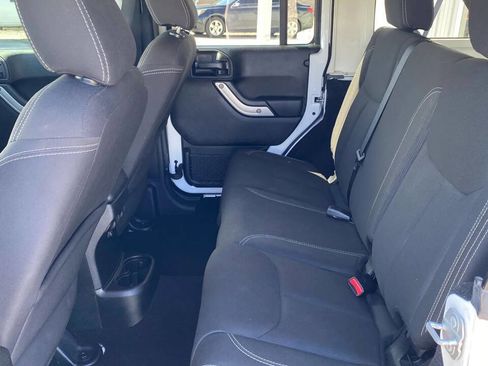 Used 2017 Jeep Wrangler Unlimited Sahara w/ Connectivity Group image 17