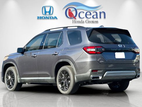 New 2025 Honda Pilot Touring image 3