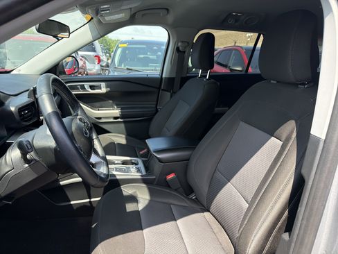 Used 2023 Ford Explorer XLT AWD/4WD image 9