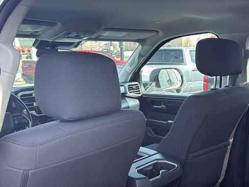 Used 2022 Toyota Tundra SR5 w/ SR5 Convenience Package AWD/4WD image 18