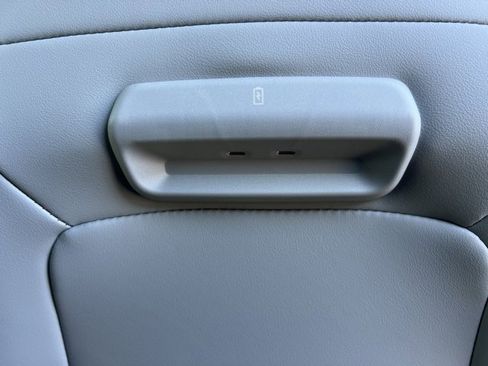 New 2025 Ford Expedition Active image 19