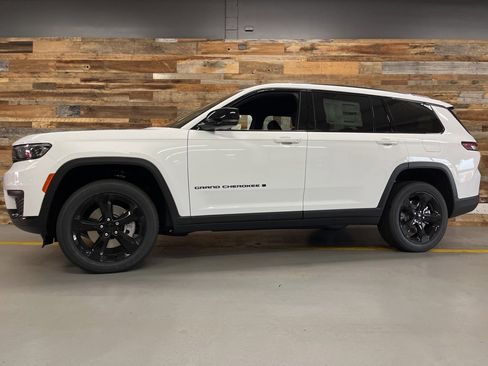 New 2025 Jeep Grand Cherokee L Altitude image 50