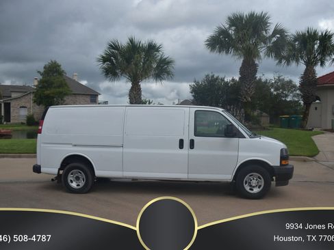 Used 2020 Chevrolet Express 3500 Extended w/ Driver Convenience Package RWD image 5