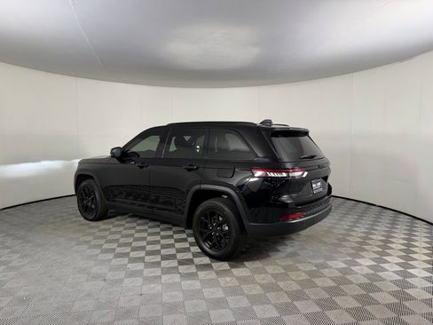 Certified 2025 Jeep Grand Cherokee Altitude image 9