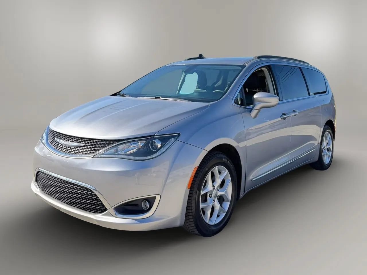 Used 2017 Chrysler Pacifica Touring-L w/ Tire & Wheel Group FWD image 3