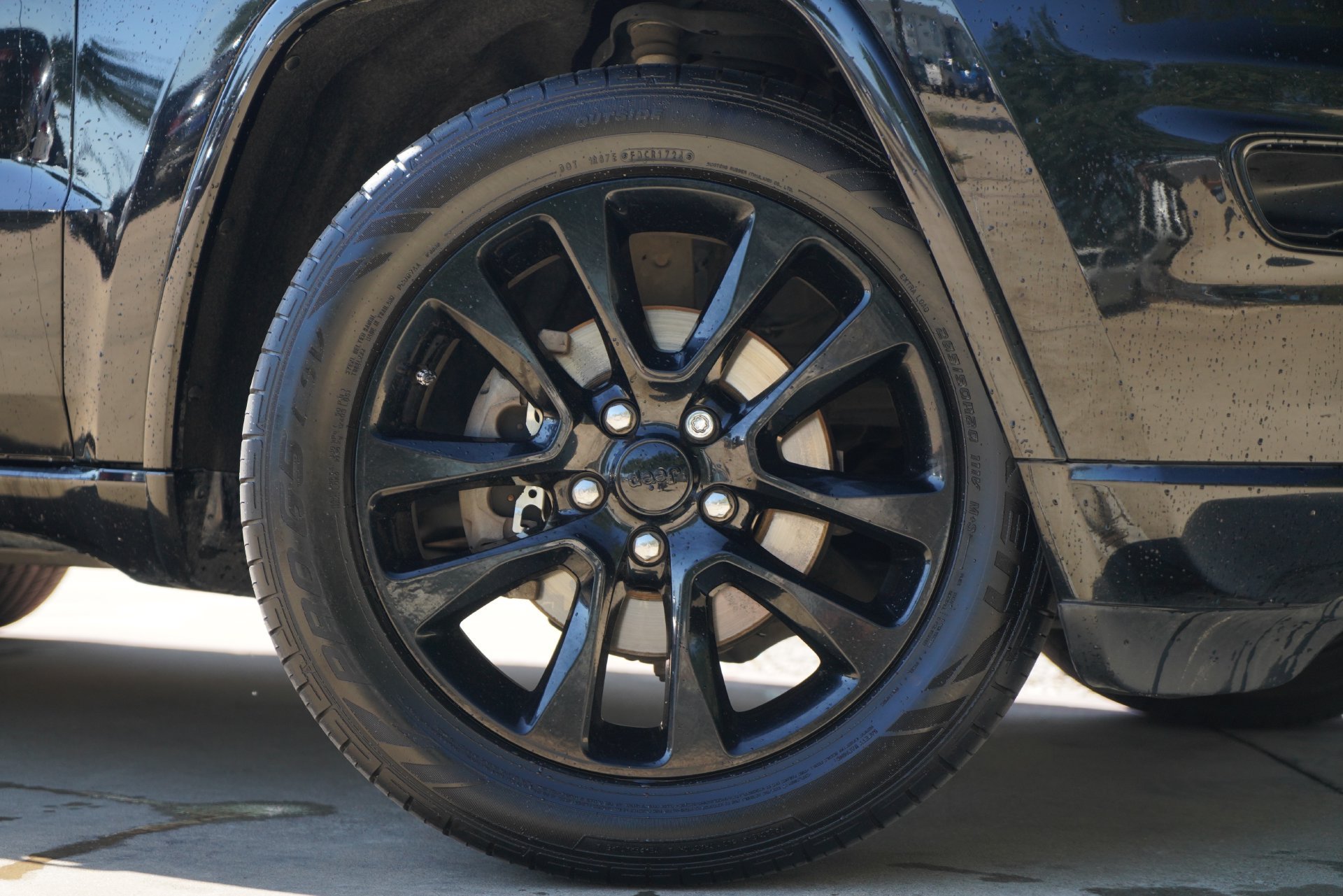 Used 2018 Jeep Grand Cherokee Altitude AWD/4WD image 3
