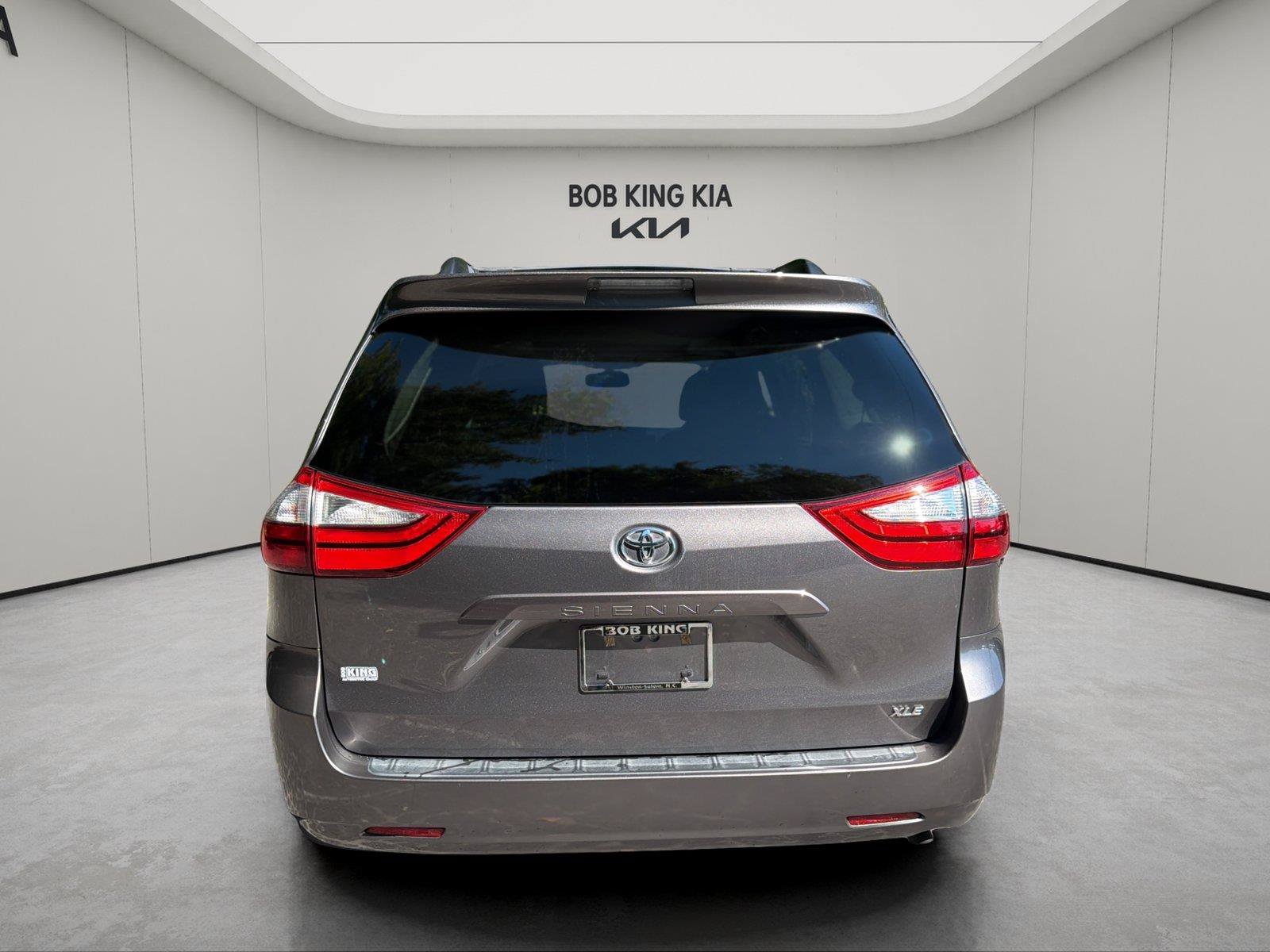 Used 2017 Toyota Sienna XLE w/ Cargo Management Package FWD image 4