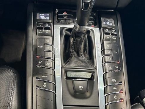 Used 2018 Porsche Macan S image 27
