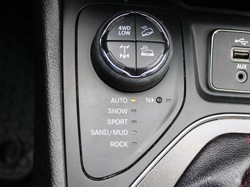 Used 2021 Jeep Cherokee Trailhawk w/ Comfort/Convenience Group image 31