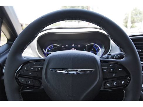 Used 2024 Chrysler Pacifica Limited FWD image 17