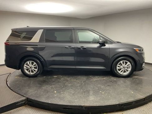 Used 2023 Kia Carnival LX image 9