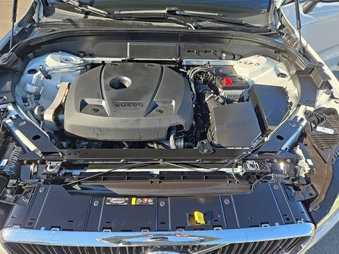 Used 2021 Volvo XC60 T5 Momentum w/ Premium Package image 35