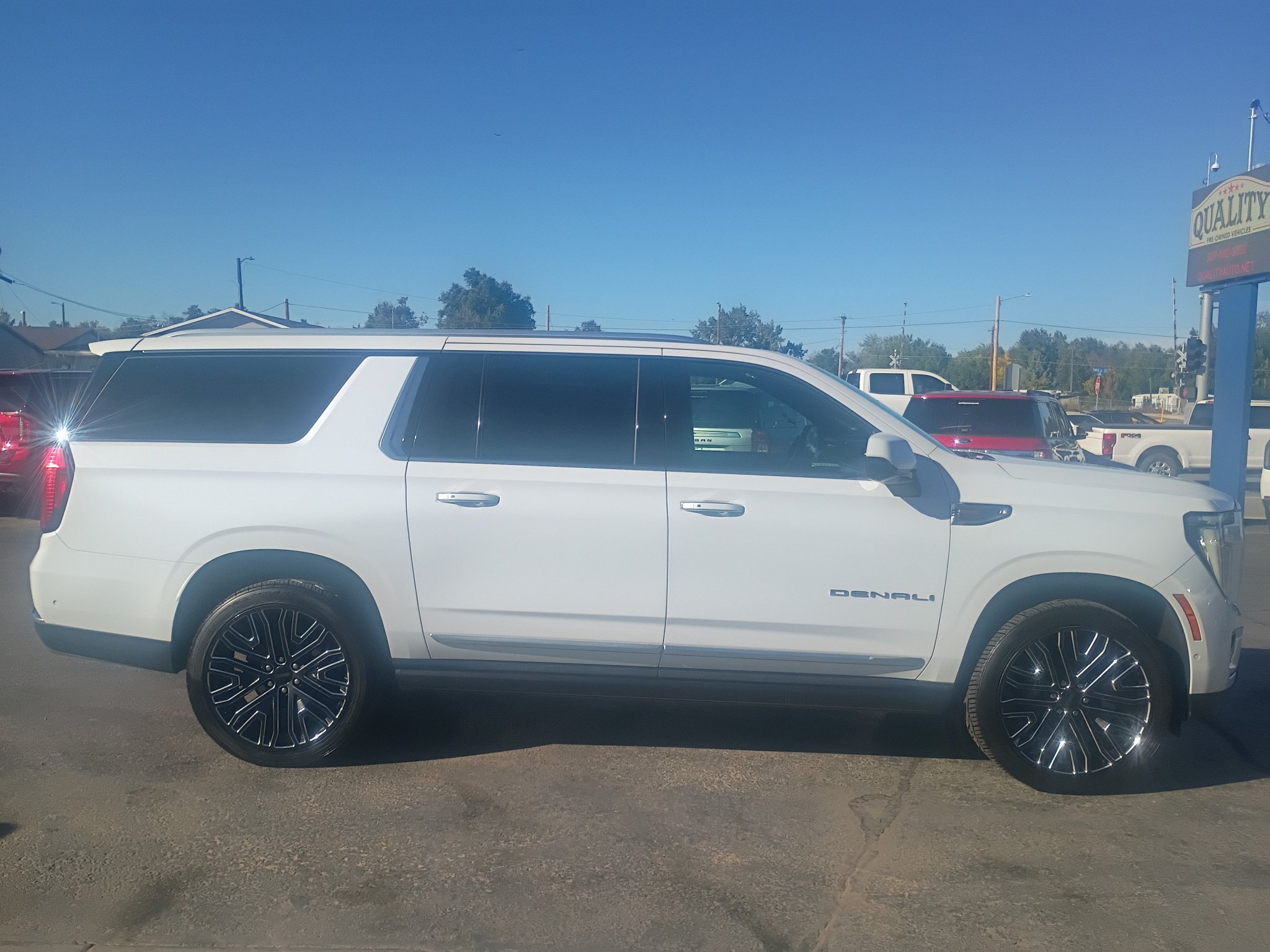 Used 2026 GMC Yukon XL Denali w/ Sun & Power Step Package AWD/4WD image 5