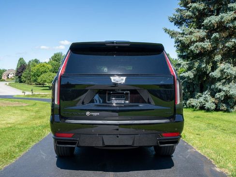 Used 2023 Cadillac Escalade Sport Platinum w/ LPO, ONYX Package AWD/4WD image 4