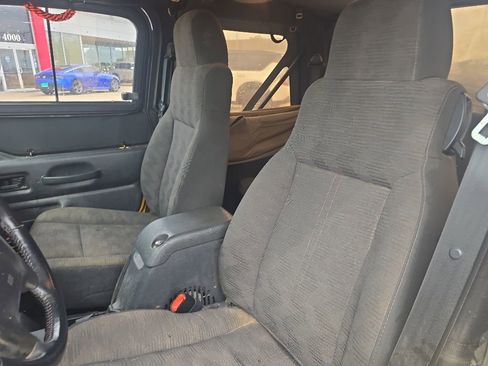 Used 2004 Jeep Wrangler Rubicon AWD/4WD image 9