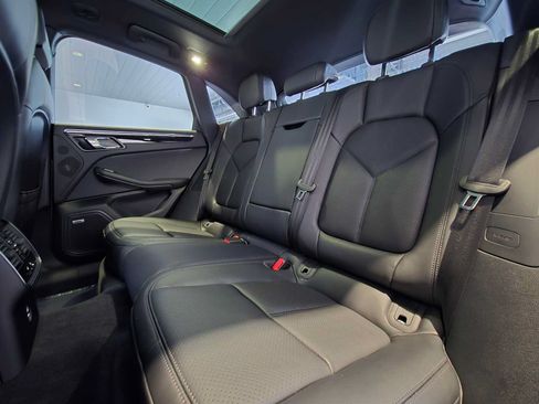Used 2025 Porsche Macan AWD/4WD image 19