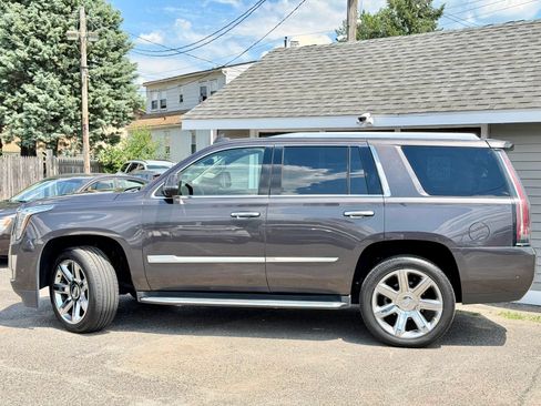 Used 2017 Cadillac Escalade Luxury AWD/4WD image 3