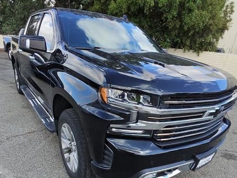 Used 2022 Chevrolet Silverado 1500 High Country w/ Technology Package image 2