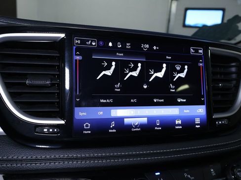 Used 2023 Chrysler Pacifica Touring-L image 30