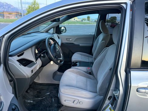 Used 2017 Toyota Sienna LE AWD/4WD image 9