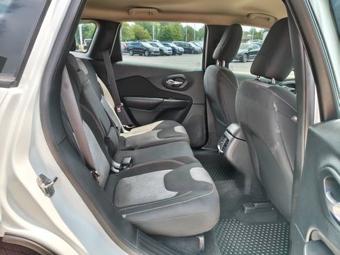 Used 2016 Jeep Cherokee Sport w/ Cold Weather Group AWD/4WD image 17