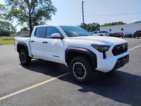Used 2025 Toyota Tacoma TRD Off-Road AWD/4WD image 13