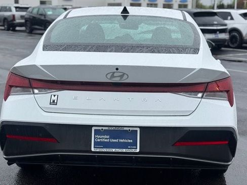 Certified 2025 Hyundai Elantra SE w/ Cargo Package FWD image 3