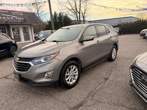 Used 2019 Chevrolet Equinox LT image 2