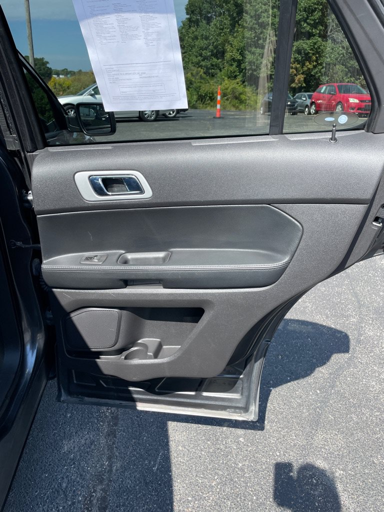 Used 2015 Ford Explorer XLT w/ Equipment Group 202B FWD image 21