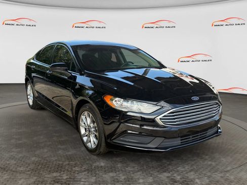 Used 2017 Ford Fusion SE w/ Fusion SE Technology Package FWD image 5