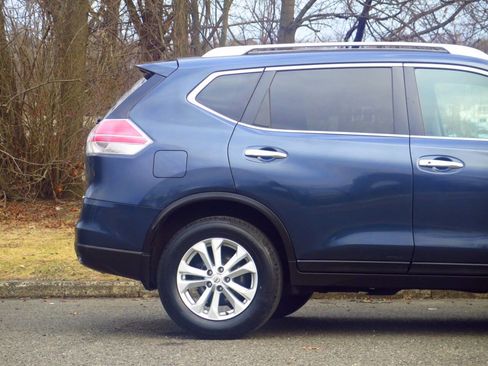 Used 2016 Nissan Rogue SV w/ SV Premium Package image 18