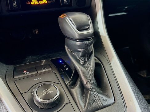 Used 2023 Toyota RAV4 SE image 14