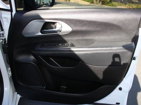 Used 2023 Chrysler Pacifica Touring-L w/ Uconnect Theater Family Group FWD image 31