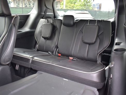Used 2020 Chrysler Pacifica Limited w/ S Appearance Package FWD image 32