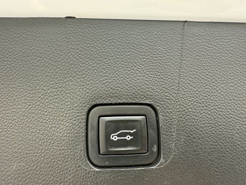 Used 2020 Chevrolet Traverse LT w/ LT Premium Package image 8