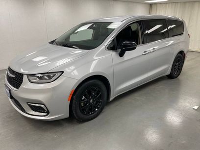 Used 2024 Chrysler Pacifica Touring-L