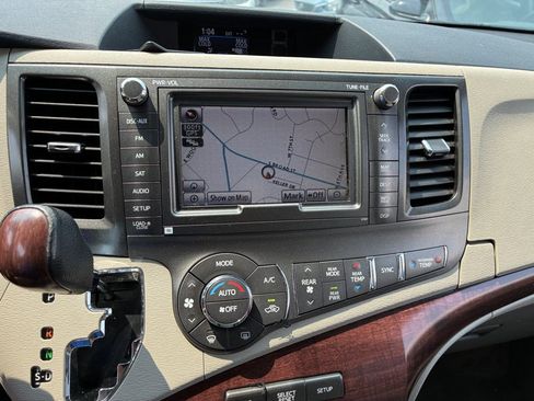 Used 2012 Toyota Sienna XLE w/ Premium Pkg FWD image 12