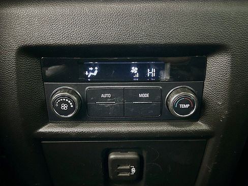 Used 2022 Chevrolet Traverse LT image 22