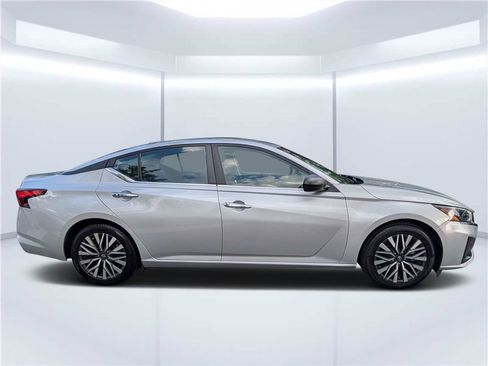 Used 2024 Nissan Altima 2.5 SV FWD image 2