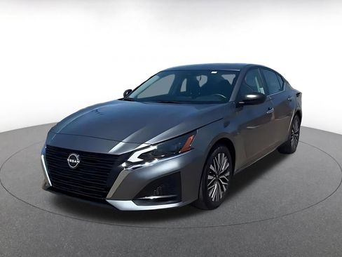 Used 2025 Nissan Altima 2.5 SV FWD image 4