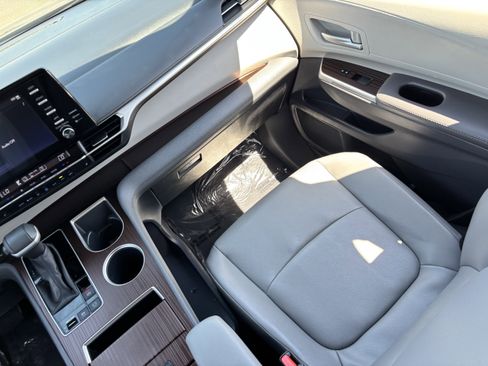 Used 2023 Toyota Sienna XLE FWD image 15