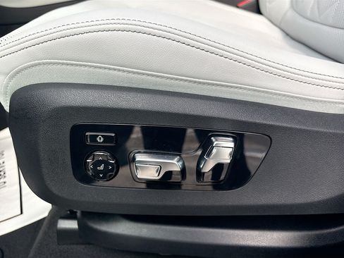 Used 2026 BMW X5 xDrive40i w/ M Sport Package AWD/4WD image 19