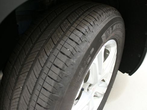 Used 2023 GMC Terrain SLE w/ Driver Convenience Package FWD image 32