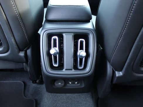 Used 2025 Volvo XC40 B5 Core image 36